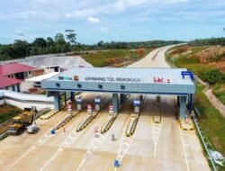 Digerbang Pintu Tol Bengkulu, Gubernur Rohidin Ingatkan Pentingnya Keselamatan Pekerja