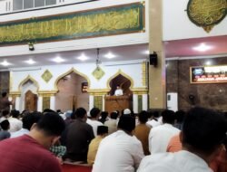 Ribuan Jemaah Mesjid Raya Baitul Izzah Taraweh Bareng Gubernur Rohidin