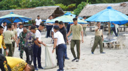 Karya Bakti Korem 041/Gamas Gotong Royong Bersihkan Objek Wisata Pantai Panjang