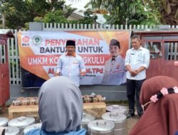 Usai Pelatihan Buat Bakso, Alamsyah Waka II DPRD Kota Salurkan Gerobak Untuk Pelaku UMKM