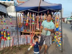 Panen Raya, Jelang Tahun Baru Penjual Terompet Dan Kembang Api Diserbu Pembeli