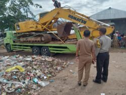 Setelah Didemo ATB2, Akhirnya DLH Kota Sewa Excavator Untuk Bongkar Sampah