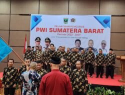 Ketum PWI Lantik Basril Basyar Sebagai Ketua PWI Sumbar