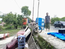 Banjir Berakhir Warga Mulai Keringkan Perabot Serta Bersihkan Rumah
