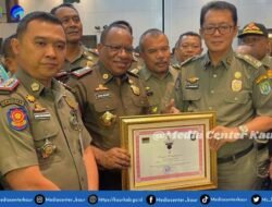 Bupati Kaur Raih Penghargaan Mendagri Karya Bakti Peduli Satpol PP