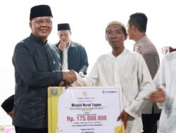 Safari Ramadhan Gubernur Rohidin Serahkan Bantuan Untuk Mesjid Nurul Taqwa Kota Manna Rp 175 Juta