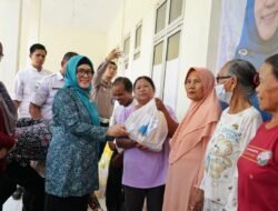 Lekatkan Hati PKK, Derta Rohidin Bagikan Sembako di Bengkulu Utara