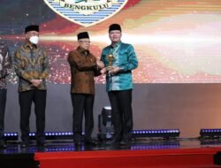 Hebat, Gubernur Bengkulu Terima Penghargaan UHC Award Tahun 2023 Langsung dari Wapres