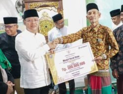 Lagi, Gubernur Bengkulu Serahkan Bantuan Pembangunan Rumah Ibadah di Kabupaten Seluma