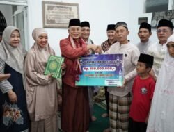 Bupati Gusnan Serahkan Hibah Dana Rp 150 Juta Pada Mesjid Al-Muhajirin Desa Kelutum