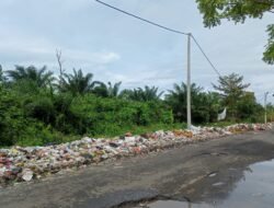 Sampah Menumpuk Di Jalan Menuju Pantai Kualo Unib Depan, Kelurahan Beringin Raya, DLH Kota Tak Berdaya