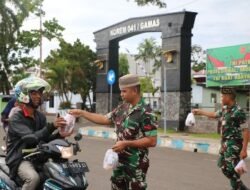 Jajaran Korem 041/Gamas Berbagi Takjil Dengan Hati Yang Tulus dan Ikhlas