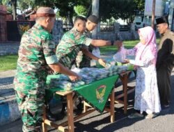Berkah Ramadhan, Korem 041/Gamas Buat Rakyat Tersenyum Lewat Berbagi Takjil Gratis