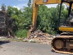 Bersihkan Tumpukan Sampah Mengggunung Di Jalan Menuju Pantai Kualo Unib Depan, Pemkot Turun Gunung