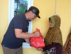 Kusmito Gunawan, Anggota DPRD Kota Bersama Dinsos Salurkan Bantuan Bapok