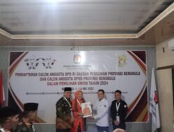 Diantar Ratusan Pendukung dan Anak Kandungnya, Riri Damayanti Senator Asal Bengkulu, Leni John Latief Daftar DPD RI ke KPU Provinsi