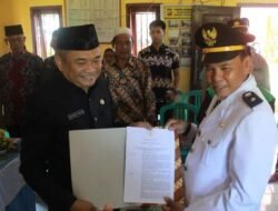 Sekda Benteng Lantik Ismail Jadi Kades Renah Semanek