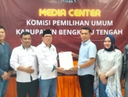 Suimi Fales Caretaker Ketua PKB Benteng, Serahkan Berkas Bacaleg ke KPU