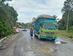 Narik Muatan Batu Bara Di Jambi, Truk Batu Bara Bengkulu Keluhkan Pungli Di Jalan Karmen Sarolangun