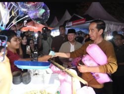 Berkeliling di Arena Festival Tabut Bengkulu, Presiden Jokowi Borong Gulali