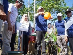 Gubernur Rohidin Lakukan Penanaman Pohon Buah Di Kawasan Danau Nibung, Kabupaten Mukomuko