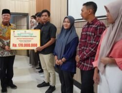 Gubernur Rohidin Serahkan Beasiswa Bengkulu Leadership 2023, Ini 10 Nama Pelajar Terpilih
