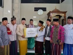 Gubernur Rohidin Bantu Pembangunan Mesjid dan Modal Pedagang Sayur Keliling di Rejang Lebong