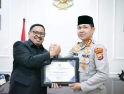Pj Walikota Beri Penghargaan Kapolresta Bengkulu Kombes Pol Aris Sulistyono Sebagai Motivator Subuh Keliling