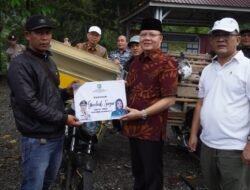 Serahkan Bantuan Gerobak Pedagang Sayur, Gubernur Rohidin: Utamakan Keselamatan di Jalan