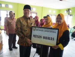 Tumbuhkan Semangat Wirausaha, Gubernur Rohidin Serahkan Bantuan Peralatan Kerja