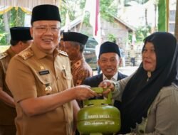 Serahkan Bantuan RTLH dan Tabung Gas Elpiji 3 Kg, Gubernur Rohidin Imbau Perangkat Desa Gerakkan Gotong Royong