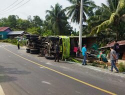 Rem Blong Truk Baru Bara Tabrak Rumah Warga Desa Kancing Benteng