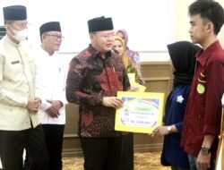 Tingkatkan Semangat Belajar Mahasiswa, Gubernur Rohidin Serahkan Beasiswa Mahasiswa Berprestasi