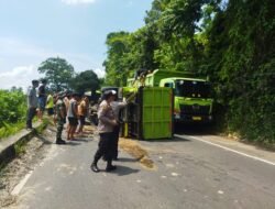 Hantam Pembatas Jalan, Dump Truk Terguling Di Tengah Jalin