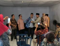 Camat Gading Cempaka, Serahkan BOP, Batik RTRW, Alat Kebersihan dan Alat Olahraga