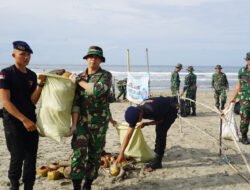HUT Ke 78 Kodam II/Sriwijaya, Korem 041/Gamas Bengkulu Karya Bakti Bersihkan Kawasan Wisata Pantai Panjang