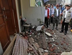 Kepala BNPB dan Menko PMK Serahkan Dana Stimulan Bagi Warga Terdampak Gempabumi M 4.8 Sumedang