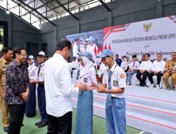 Mendikbudristek Dampingi Presiden Serahkan Bantuan Program Indonesia Pintar Tahun 2024