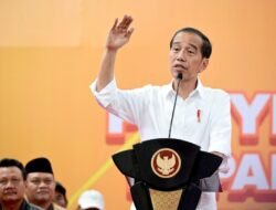 Kepala BNPB Dampingi Presiden RI Serahkan Bantuan Stimulan Bagi Petani Gagal Panen Terdampak Bencana Banjir