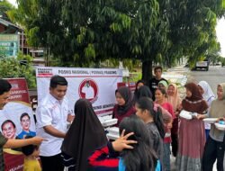 Relawan Posnas Prabowo Bagikan Makan Siang dan Susu Gratis