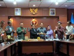 MENKOMINFO BUDI ARIE SETIADI TERIMA TUMPENG HUT KE-78 PWI, SEJAK KELAHIRANNYA PWI PUNYA MISI SUCI