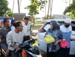 Kejaksaan Tinggi Bengkulu Bagikan Takjil di Pantai Panjang, kepada Masyarakat Bengkulu