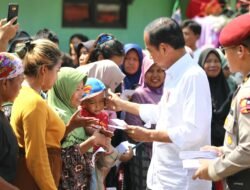 Presiden Jokowi Bersama Kepala BNPB Tinjau Banjir Demak, Sampaikan Tiga Upaya Penanganan