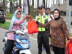 Berkah Ramadhan, Kejaksaan Tinggi Bengkulu Bagikan Takjil Gratis di Pantai Panjang