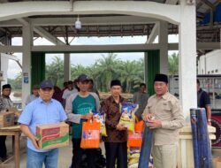 Wagub Rosjonsyah Serahkan Bantuan Warga Terdampak Abrasi