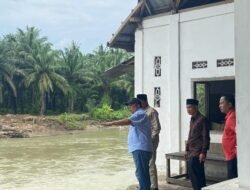 Wabup Seluma Dampingi Wagub Beri Bantuan Warga Kembang Mumpo Terdampak Abrasi