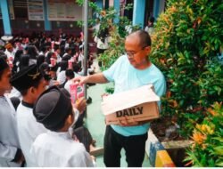 RAPI Bagikan Susu Gratis di Berbagai Sekolah Komunitas World Harvest