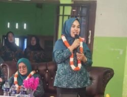 KETUA TP PKK KABUPATEN MELAKUKAN PEMBINAAN SAAT KEGIATAN RUTIN DI DESA PASAR SELUMA