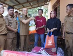 Bupati Gusnan Berikan Bantuan Masa Panik Korban Kebakaran Desa Suka Nanti
