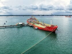 Kapal Tanker Pengangkut BBM Telah Bersandar di Dermaga Fuel Terminal BBM Pulau Baai, Distribusi Aman